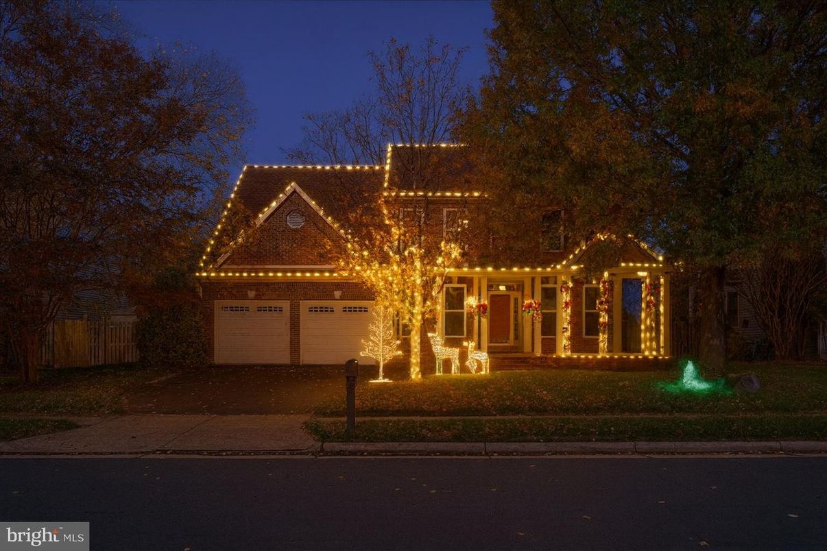 Attached, Exterior, Facade, Mediterranean