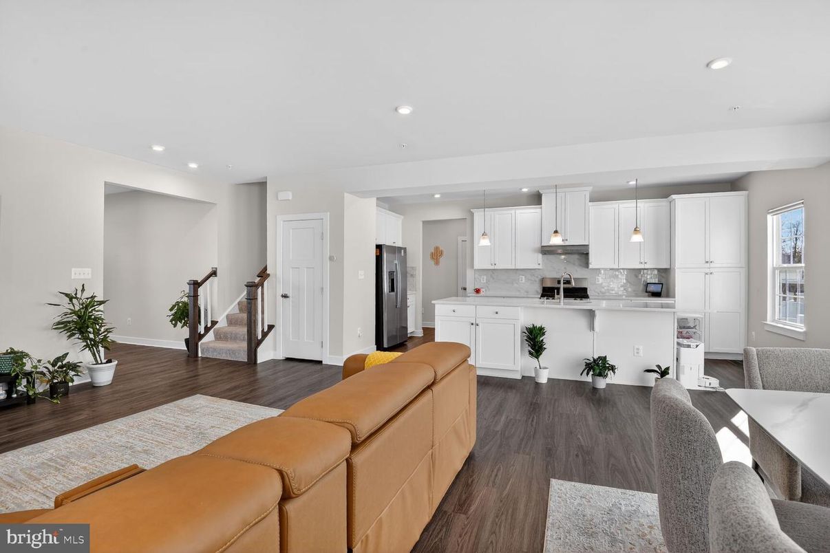 Interior, Kitchen, Living room, Pendant Lights, Recessed Lighting, Stainless Steel Appliances, Wood Texture Flooring