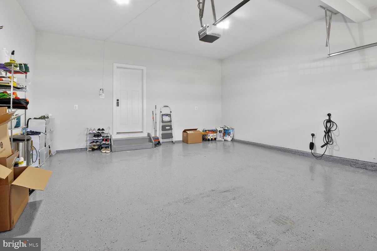 Empty room, Garage, Interior, Recessed Lighting