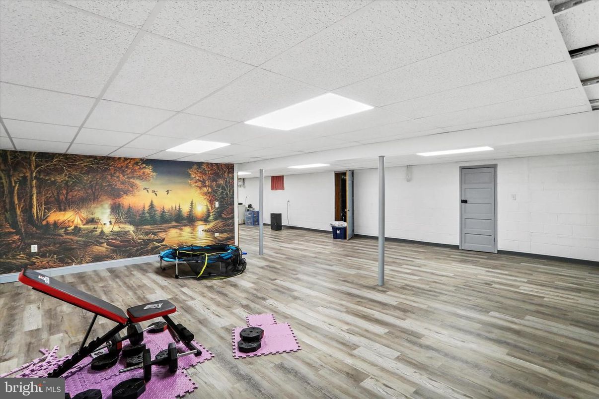 Fitness Equipment, Interior, Recessed Lighting, Wood Texture Flooring