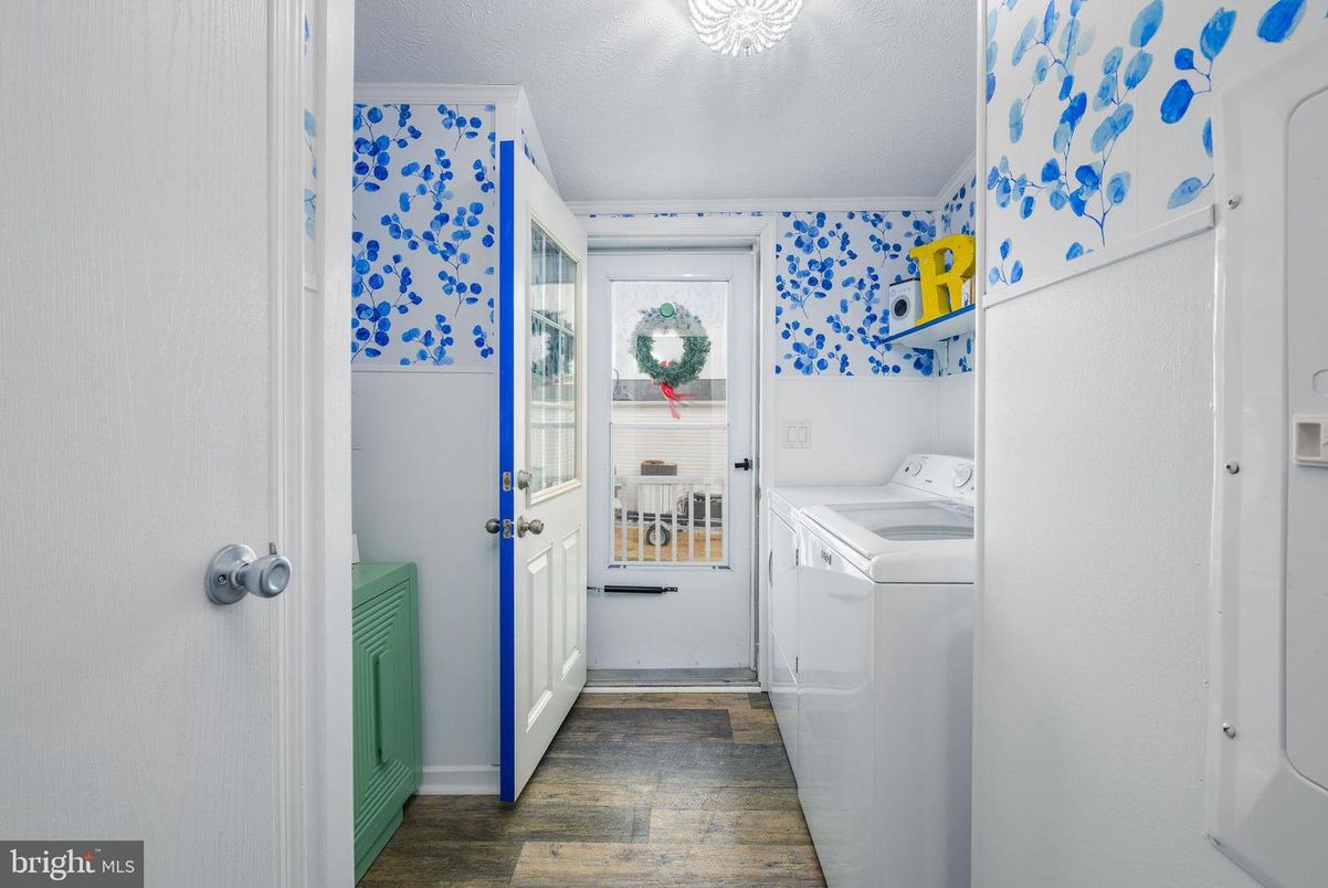 Interior, Utility Closets, Washer, Wood Texture Flooring