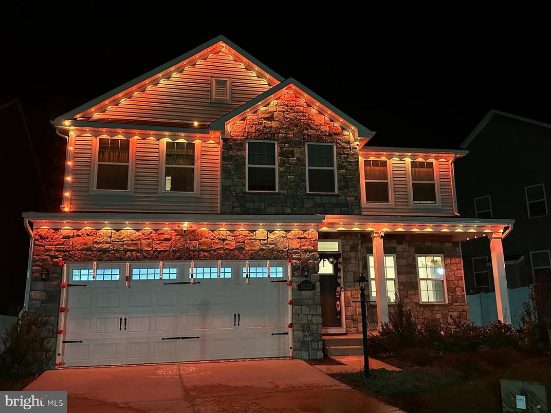 Attached, Exterior, Facade, American Craftsman