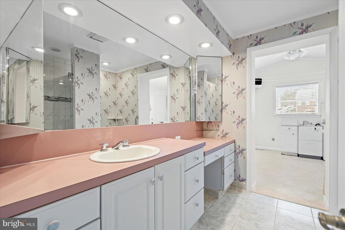 Bathroom, Dual Sink Vanities, Interior, Recessed Lighting