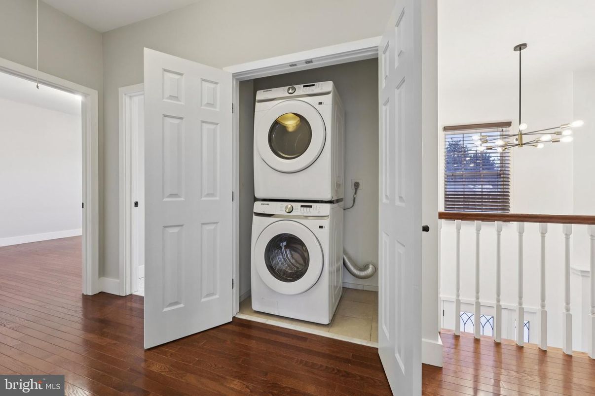 Interior, Utility Closets, Washer, Wood Texture Flooring