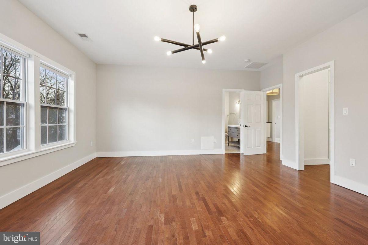 Empty room, Interior, Pendant Lights, Wood Texture Flooring