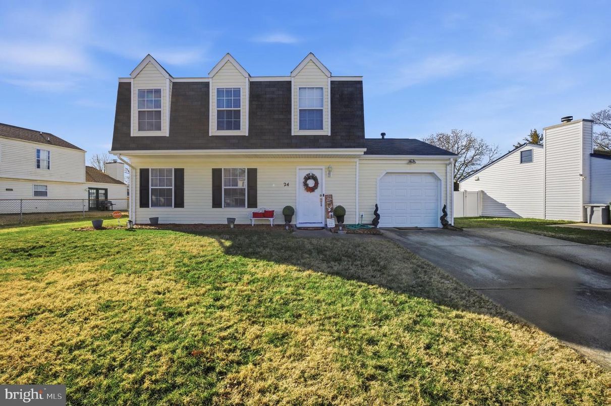 Attached, Exterior, Facade, Cape Cod