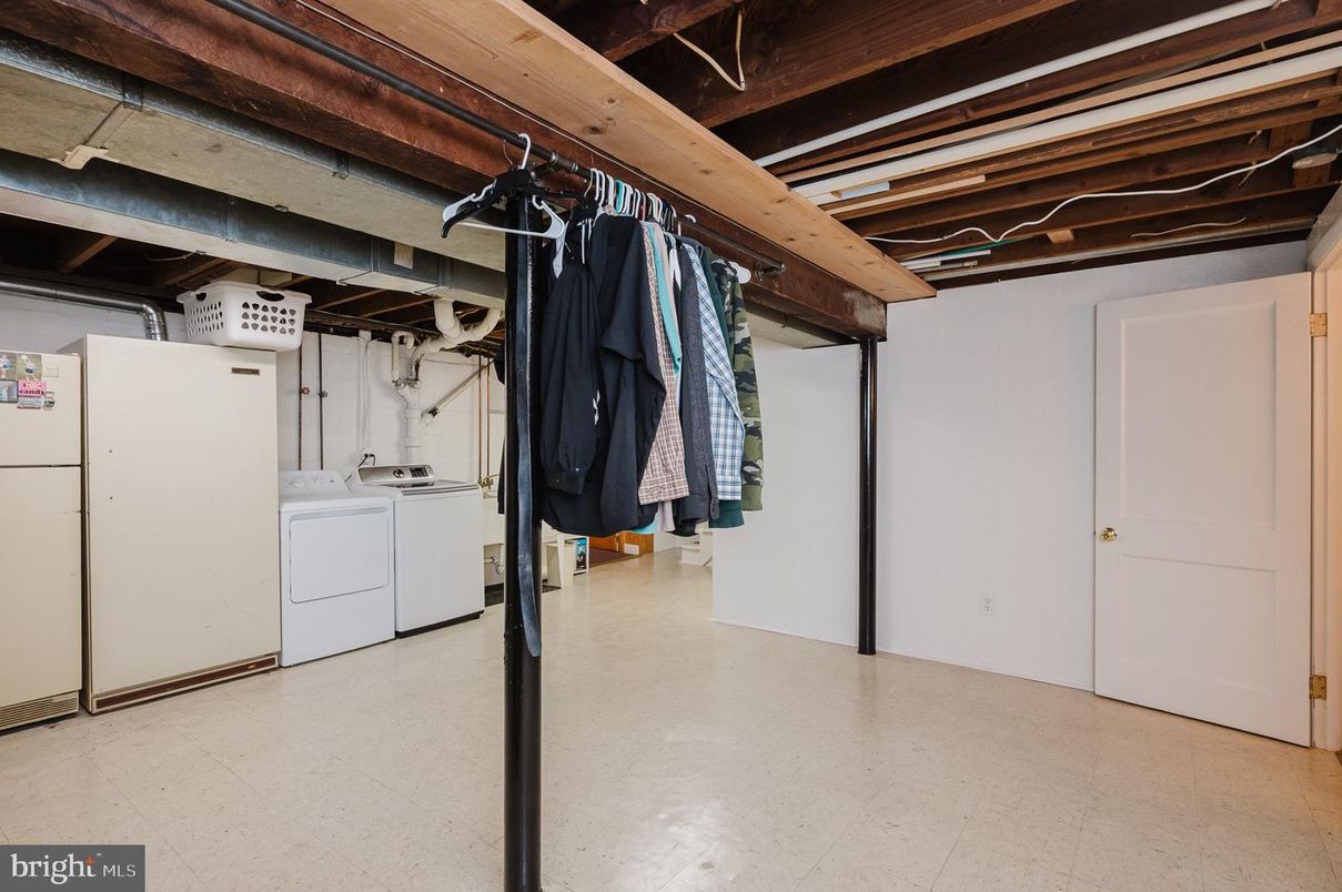 Interior, Washer, Wooden Beams