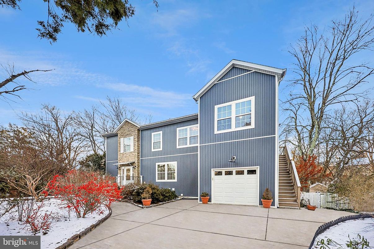 Attached, Exterior, Facade, Farmhouse