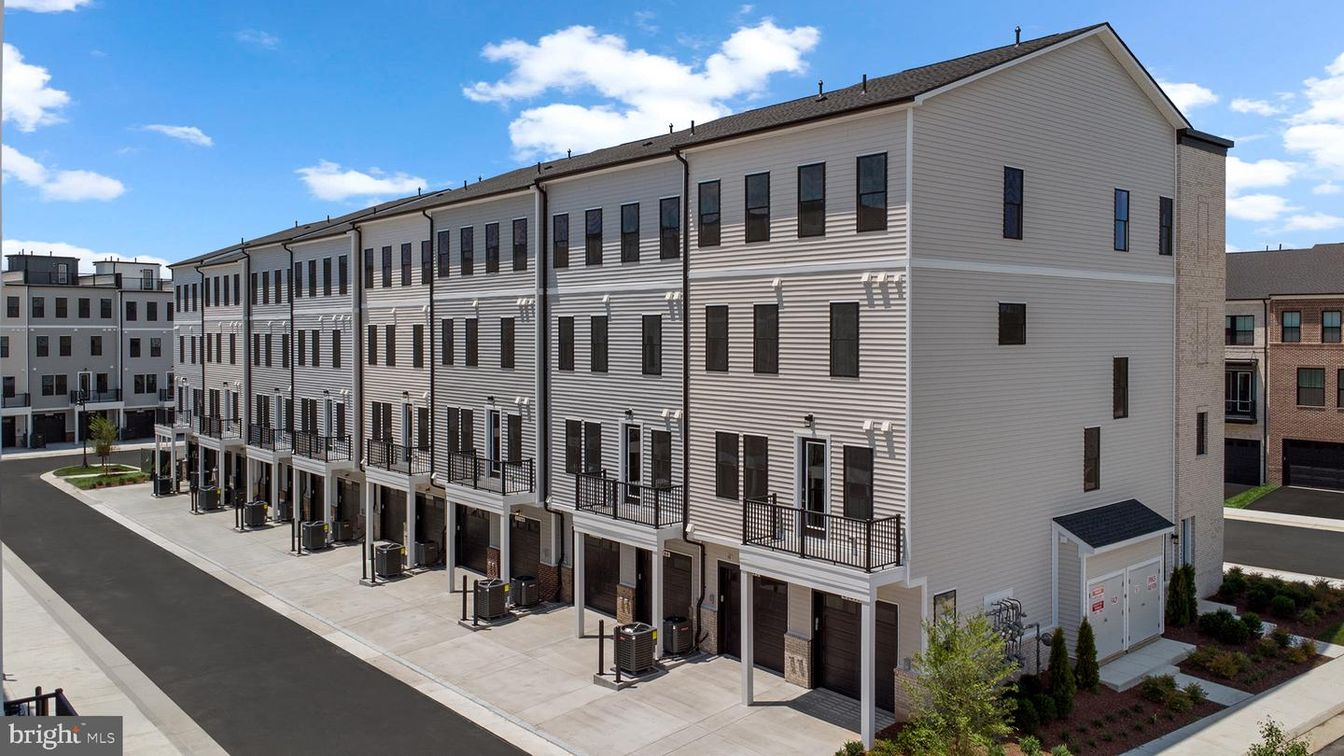 Exterior, Facade, Rowhouse