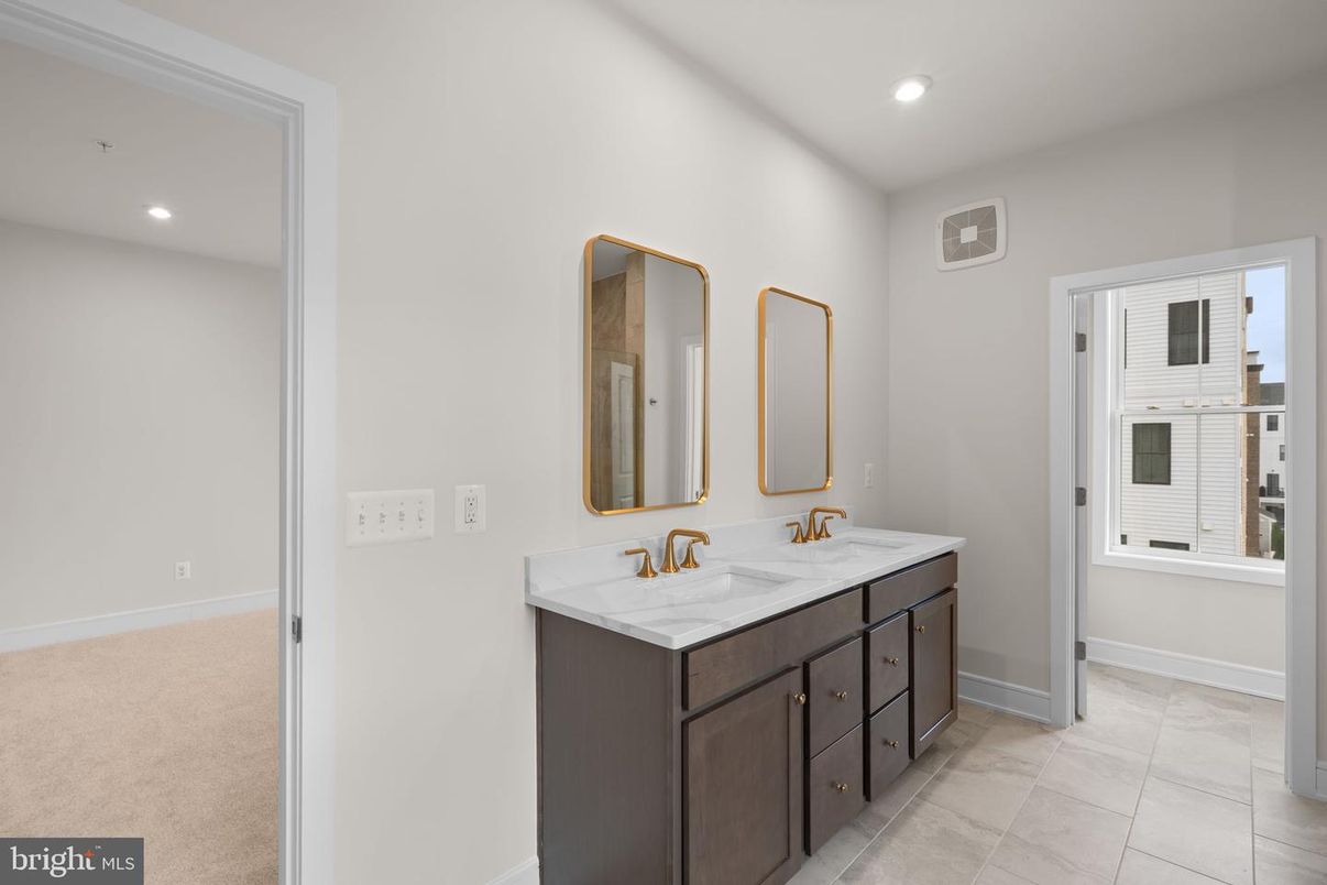 Bathroom, Dual Sink Vanities, Interior, Recessed Lighting