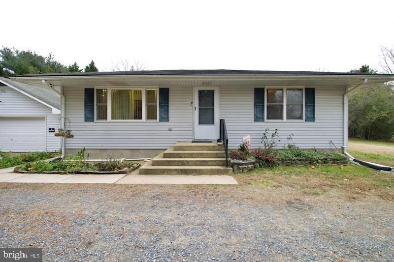 Attached, Exterior, Facade, Ranch