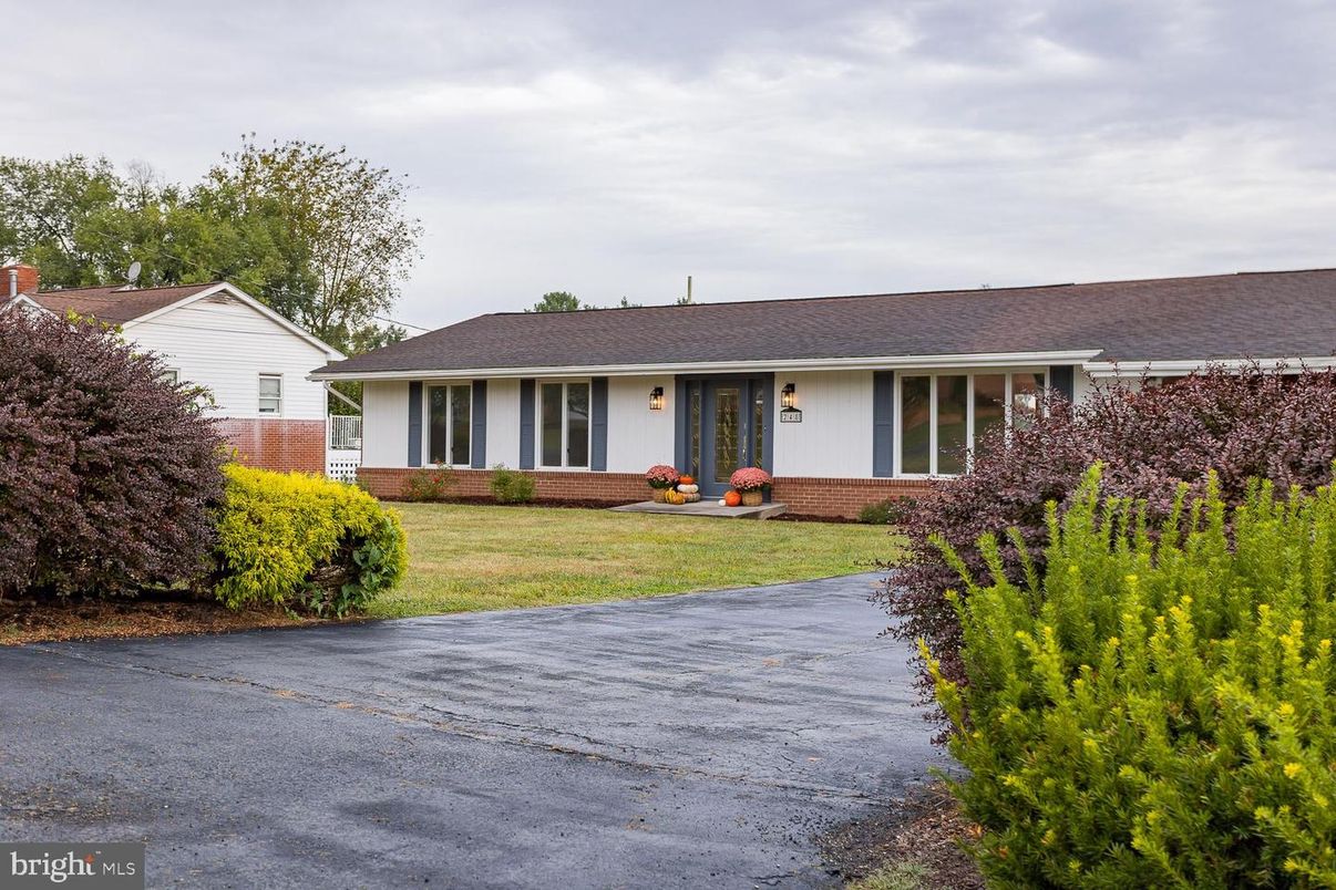 Exterior, Facade, Brick Facade, Ranch