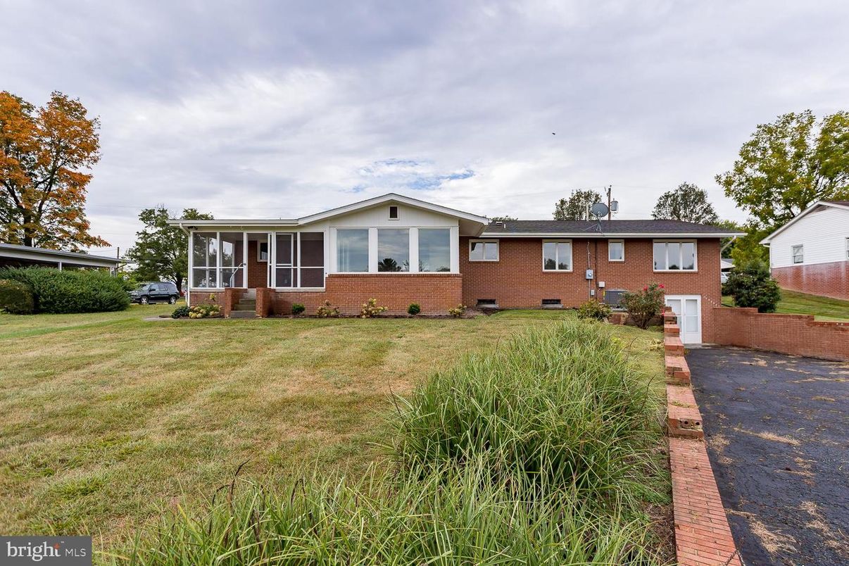 Attached, Exterior, Facade, Brick Facade, Ranch