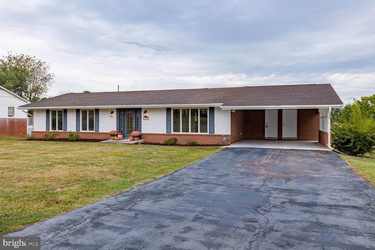 Attached, Exterior, Facade, Brick Facade, Ranch