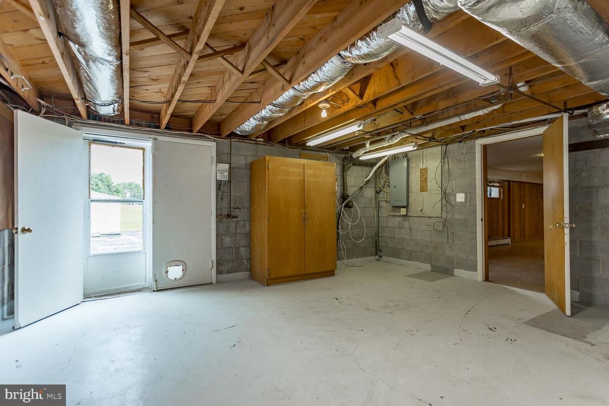 Empty room, Interior, Stone Walls, Wooden Beams, Wooden Ceilings