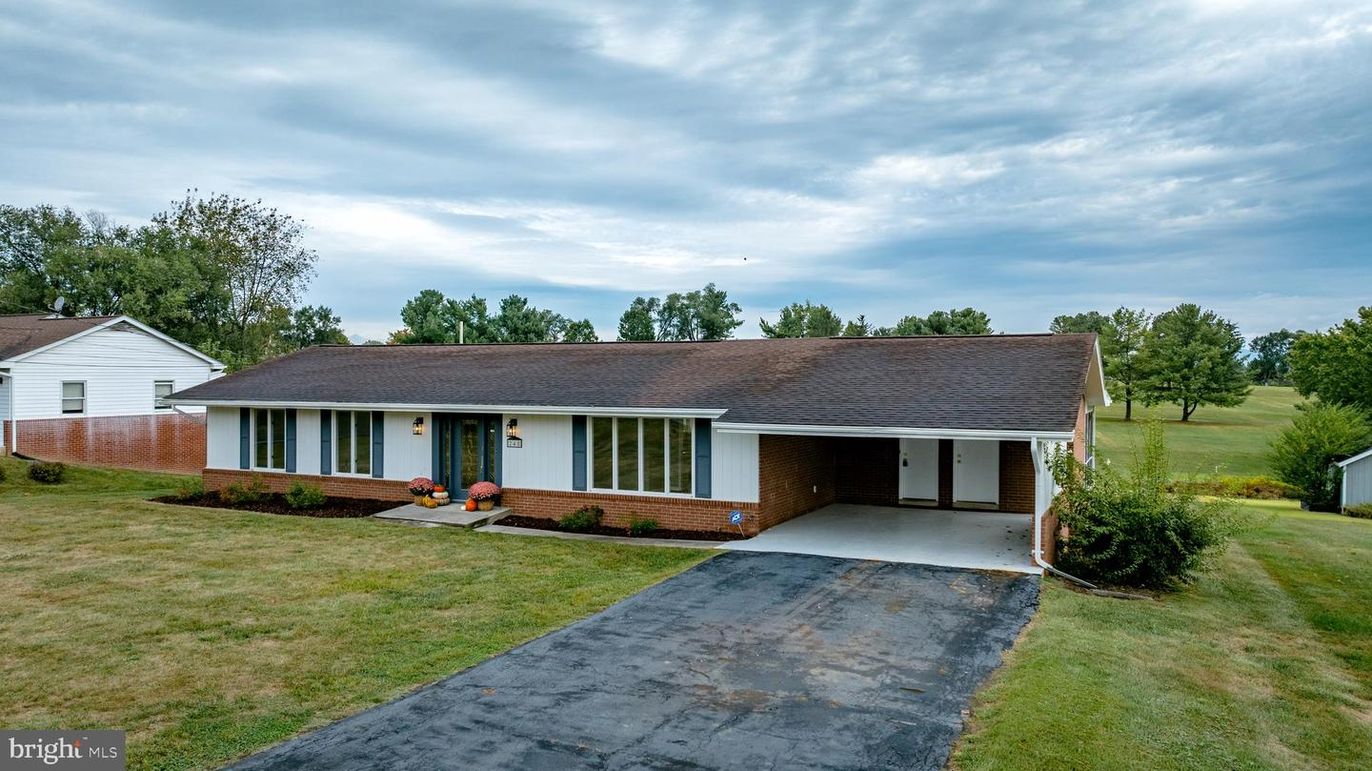 Attached, Backyard, Exterior, Facade, Brick Facade, Ranch