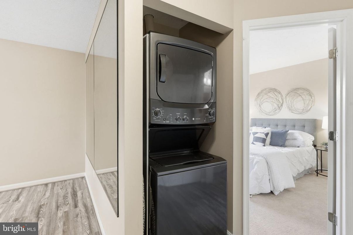 Bedroom, Interior, Utility Closets, Washer, Wood Texture Flooring