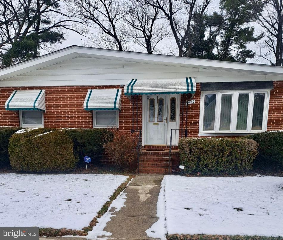 Exterior, Facade, Brick Facade, Raised Ranch