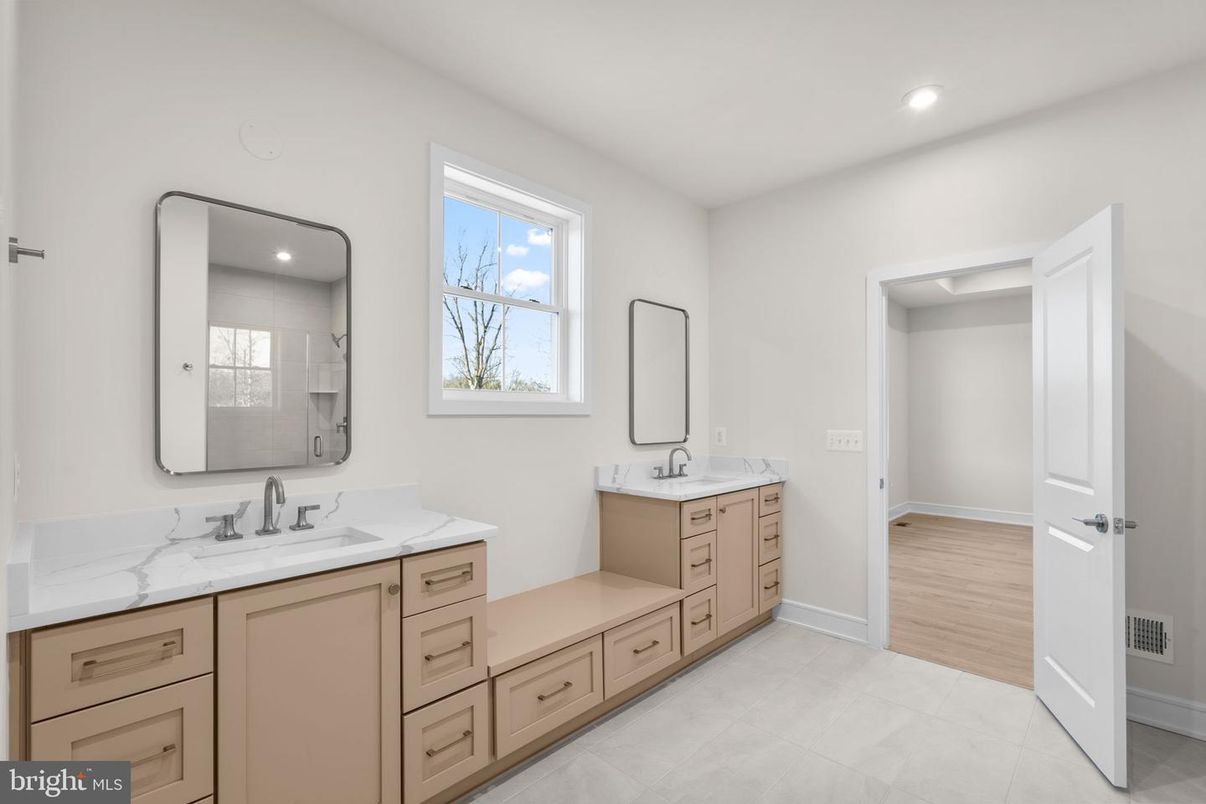 Bathroom, Dual Sink Vanities, Interior, Recessed Lighting