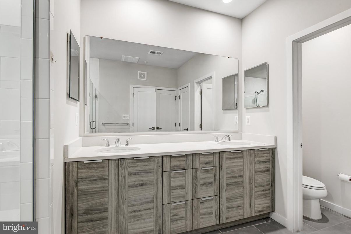 Bathroom, Dual Sink Vanities, Interior, Recessed Lighting