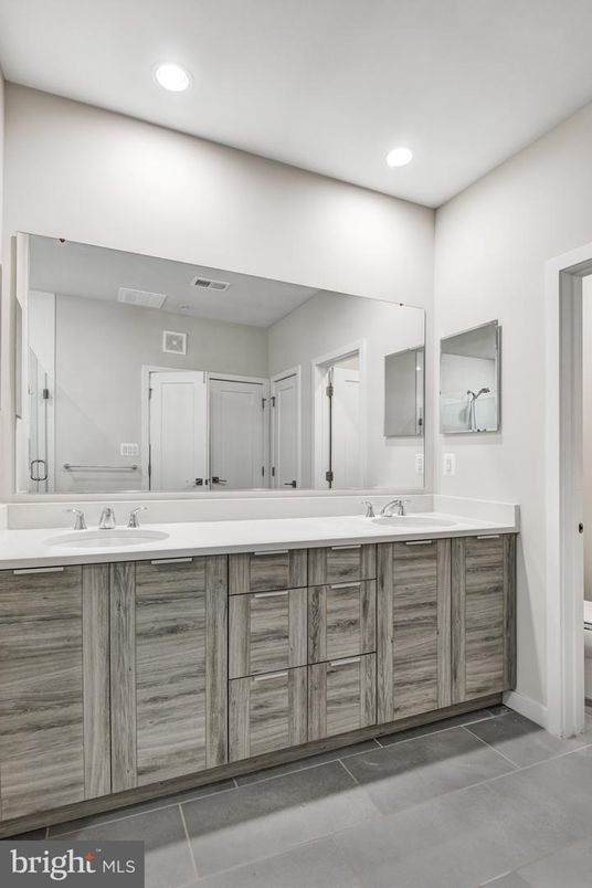 Bathroom, Dual Sink Vanities, Interior, Recessed Lighting