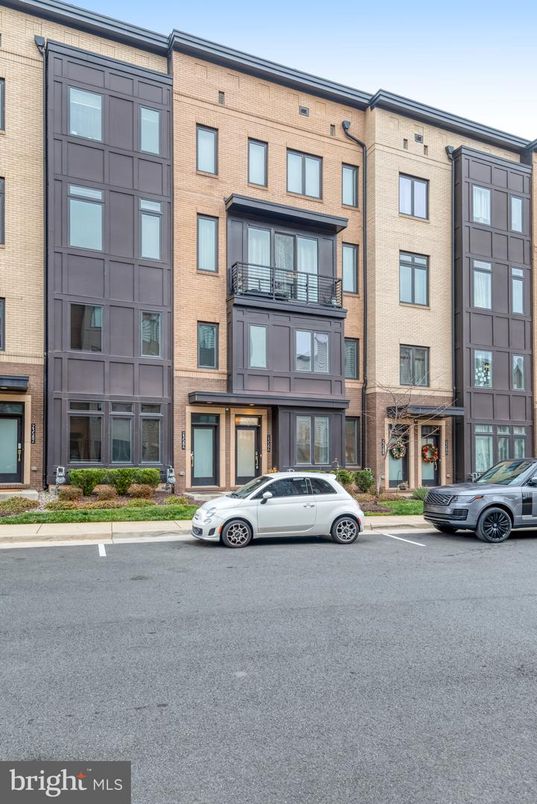 Exterior, Facade, Brick Facade, Rowhouse