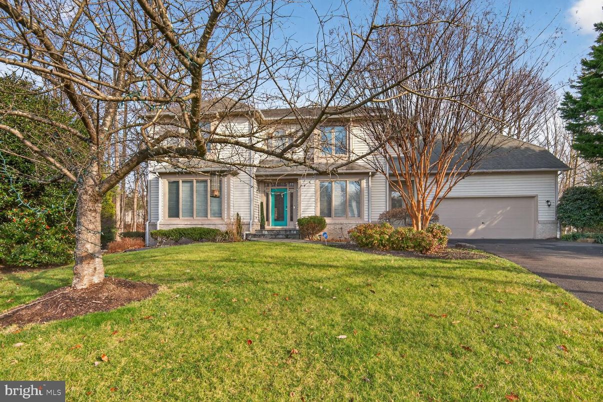 Attached, Exterior, Facade, Cape Cod