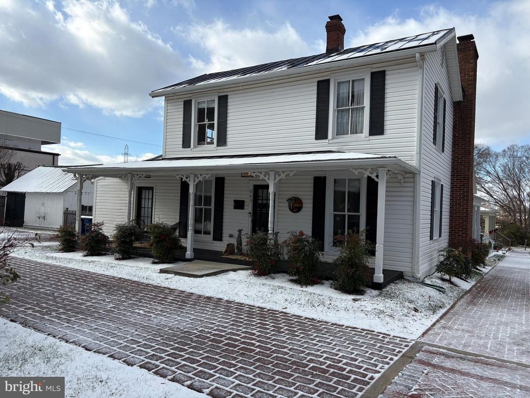 Exterior, Facade, American Foursquare