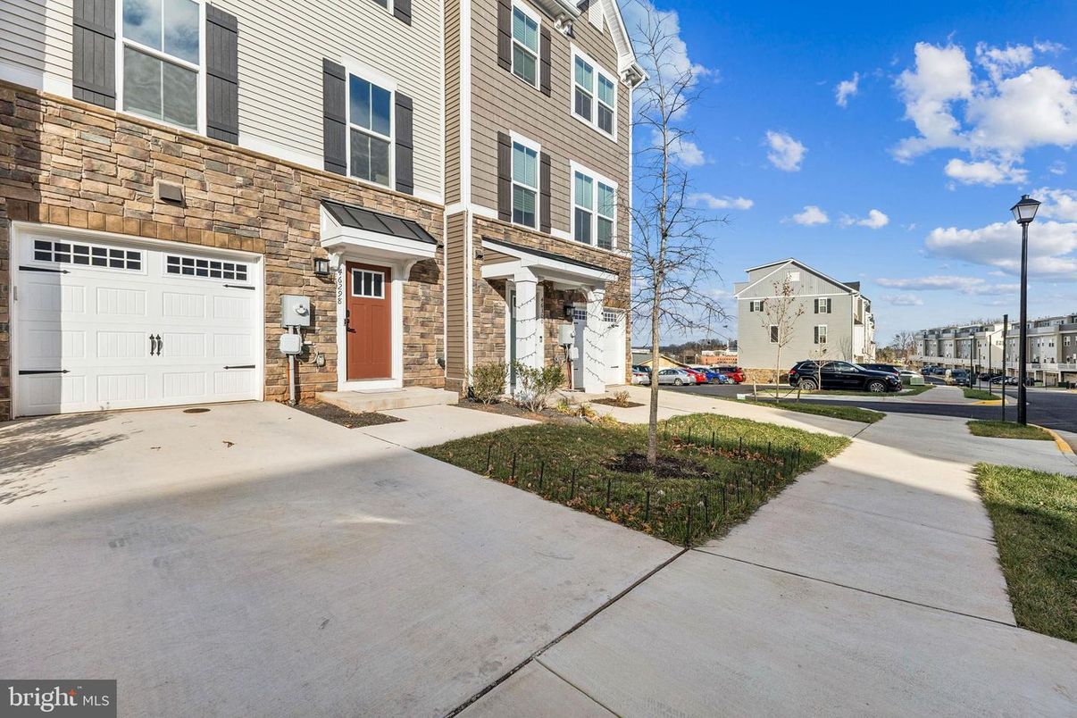 Attached, Exterior, Facade, Rowhouse