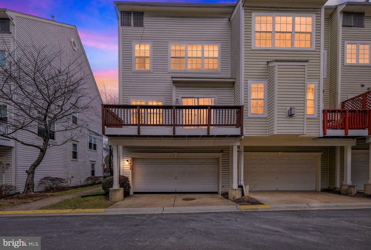 Attached, Exterior, Facade, Rowhouse