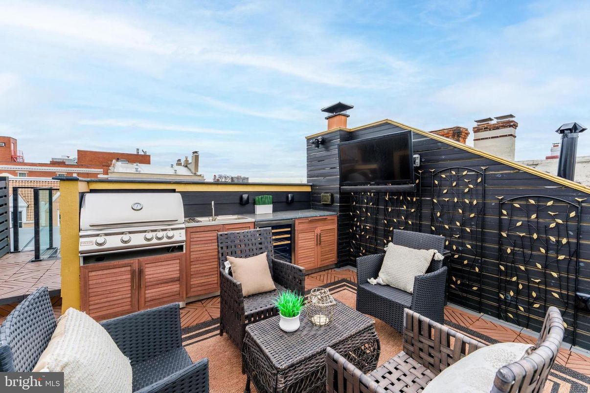 Exterior, Outdoor Kitchen