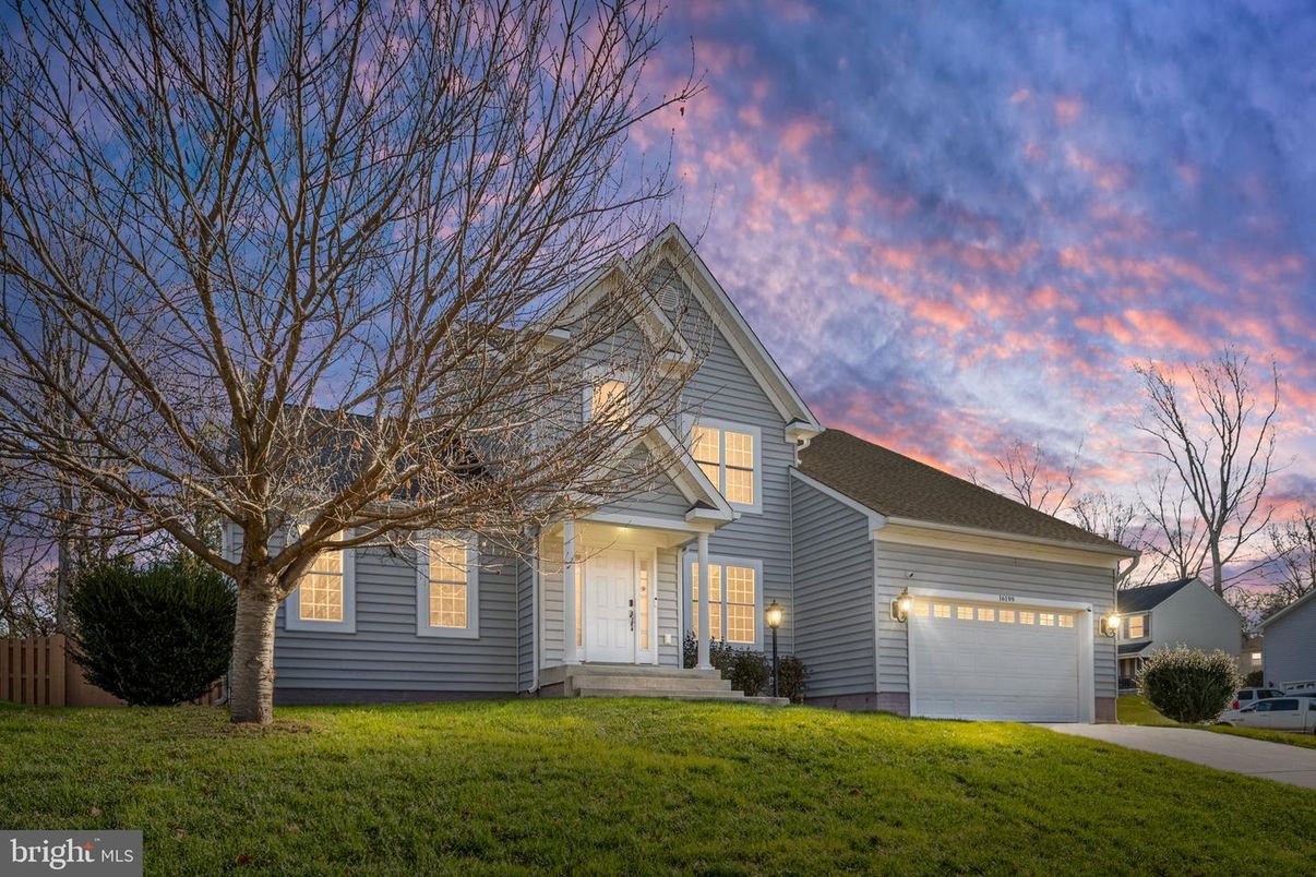 Attached, Exterior, Facade, Farmhouse