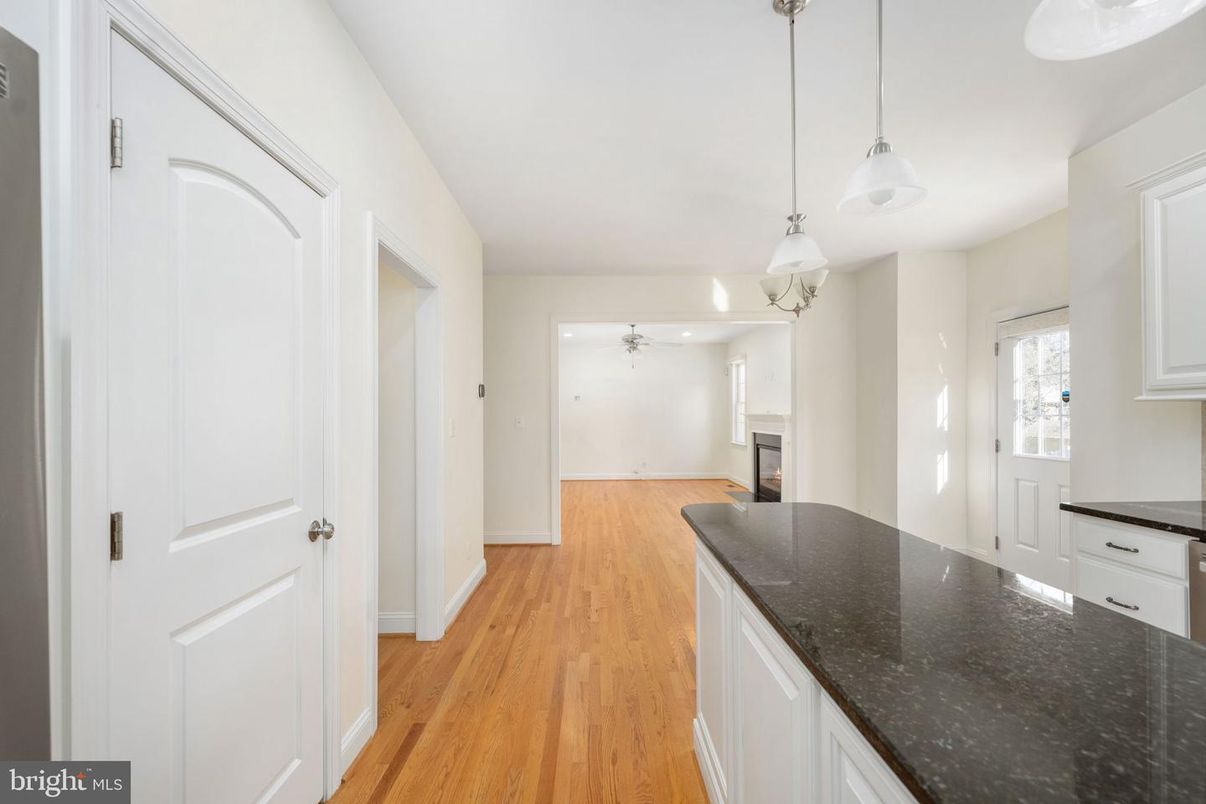 Interior, Pendant Lights, Wood Texture Flooring