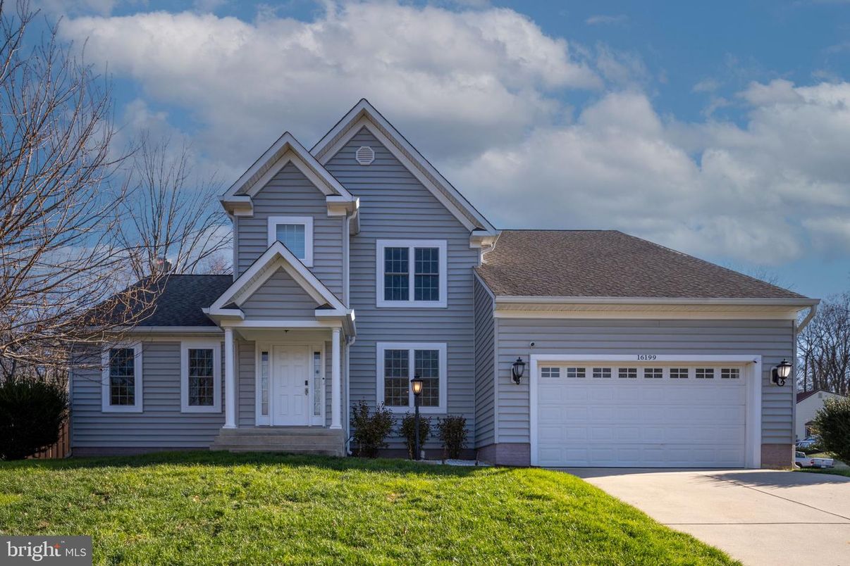 Attached, Exterior, Facade, Farmhouse