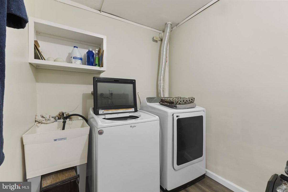 Interior, Washer, Wood Texture Flooring