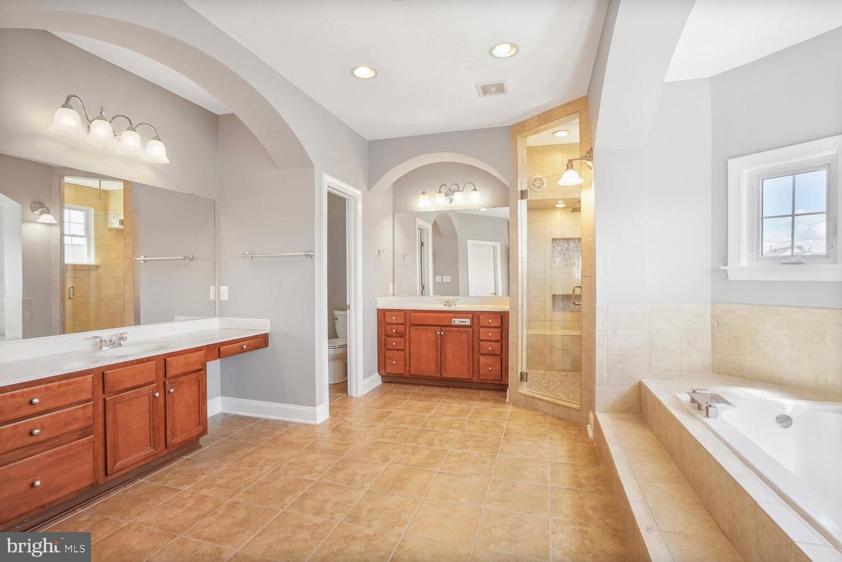 Bathroom, Dual Sink Vanities, Interior, Recessed Lighting