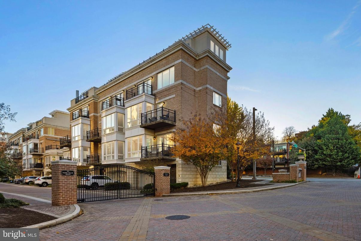 Exterior, Facade, Rowhouse