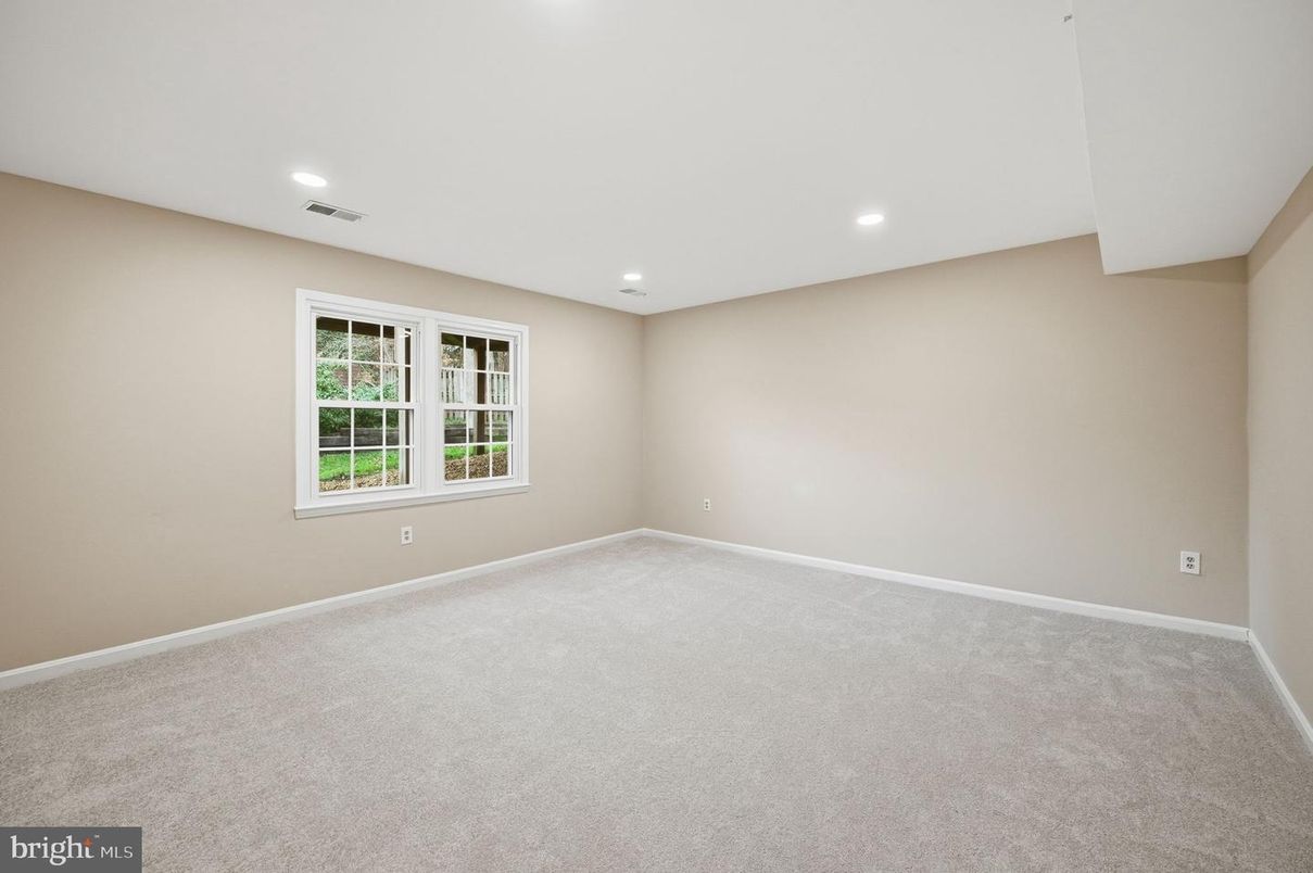 Empty room, Interior, Recessed Lighting