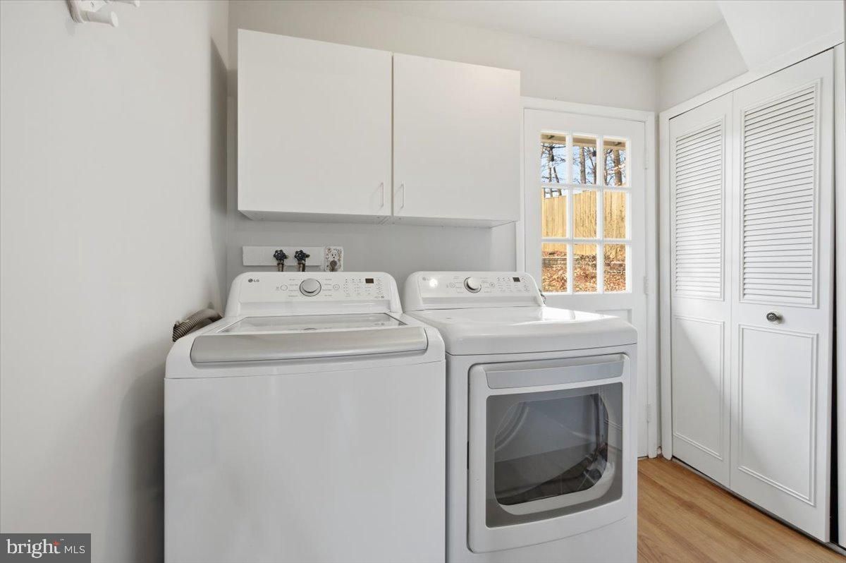 Interior, Utility Closets, Washer, Wood Texture Flooring
