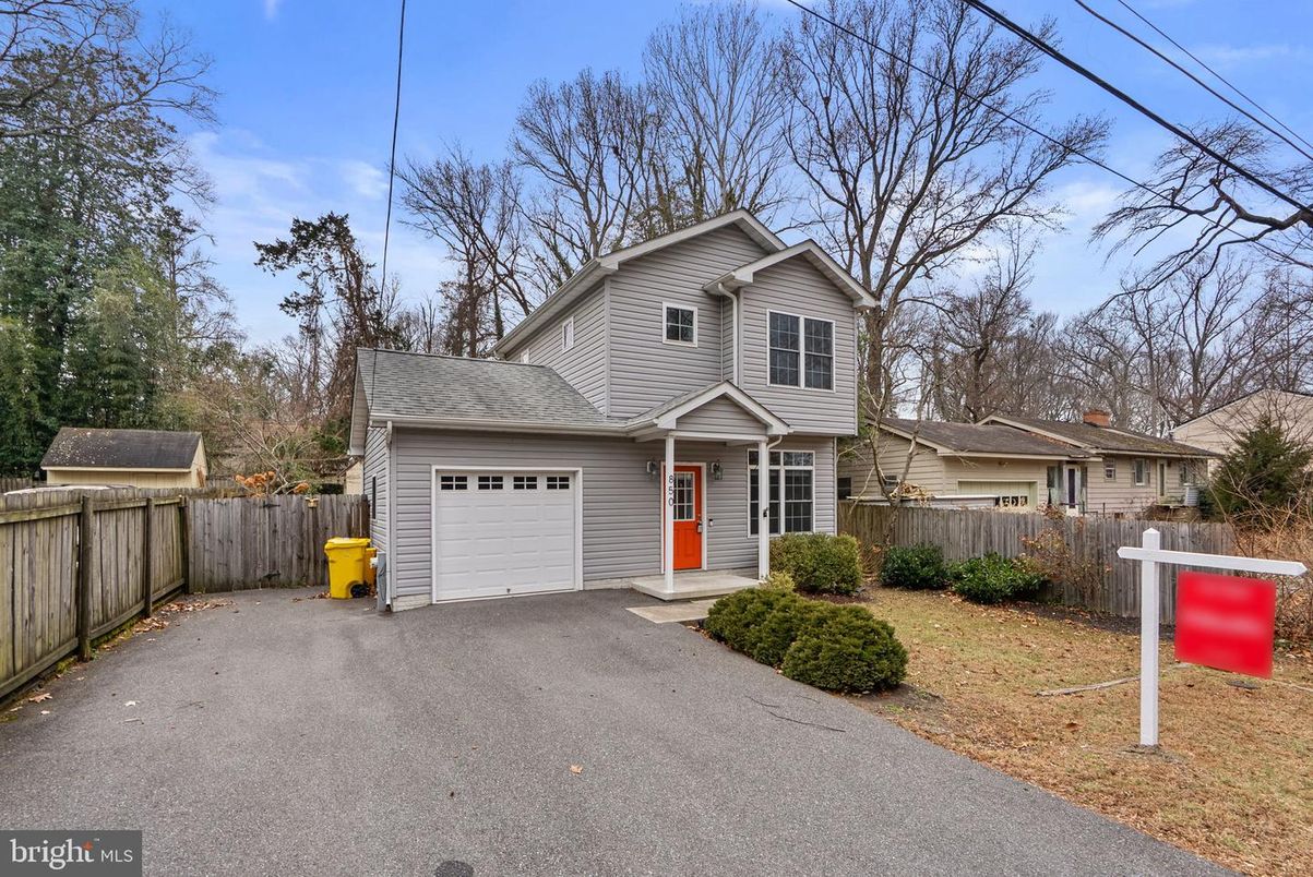 Attached, Exterior, Facade, Split Level