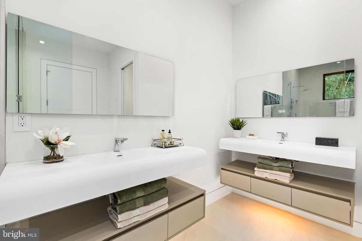 Bathroom, Dual Sink Vanities, Interior, Recessed Lighting