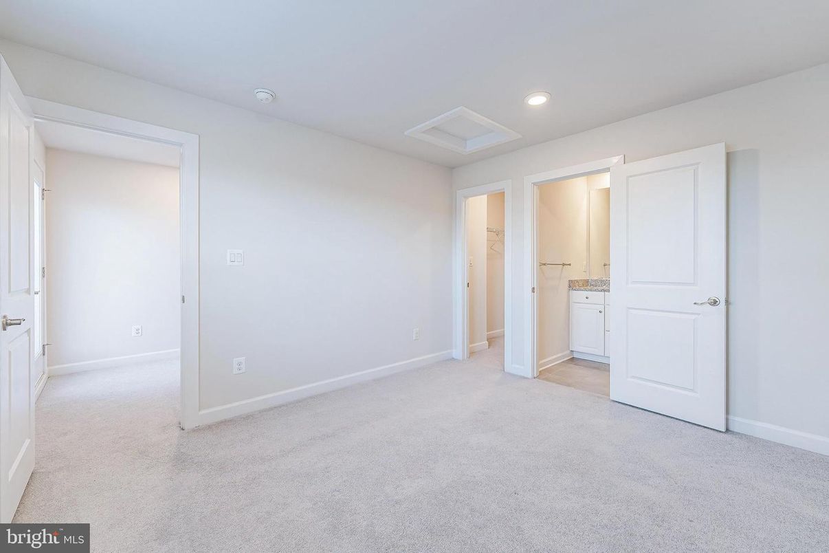 Empty room, Interior, Recessed Lighting