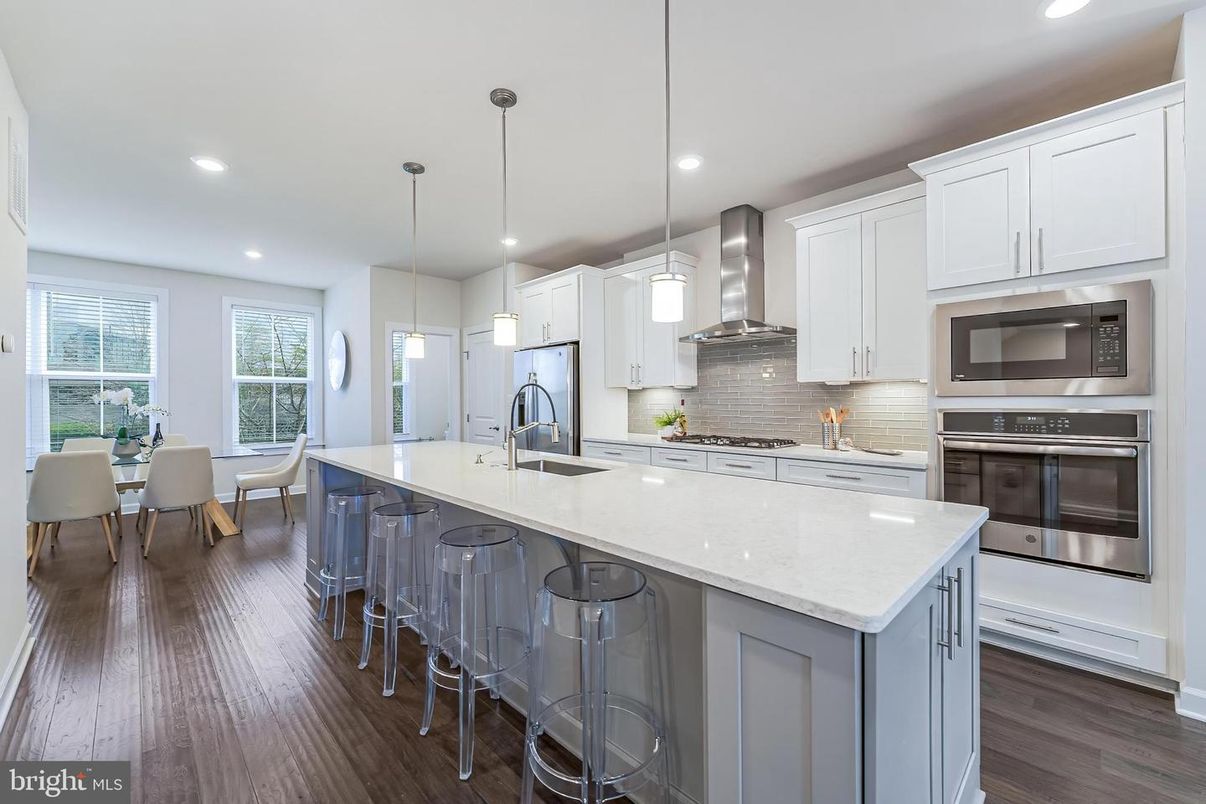 Dining room, Interior, Kitchen, Pendant Lights, Recessed Lighting, Stainless Steel Appliances, Wood Texture Flooring