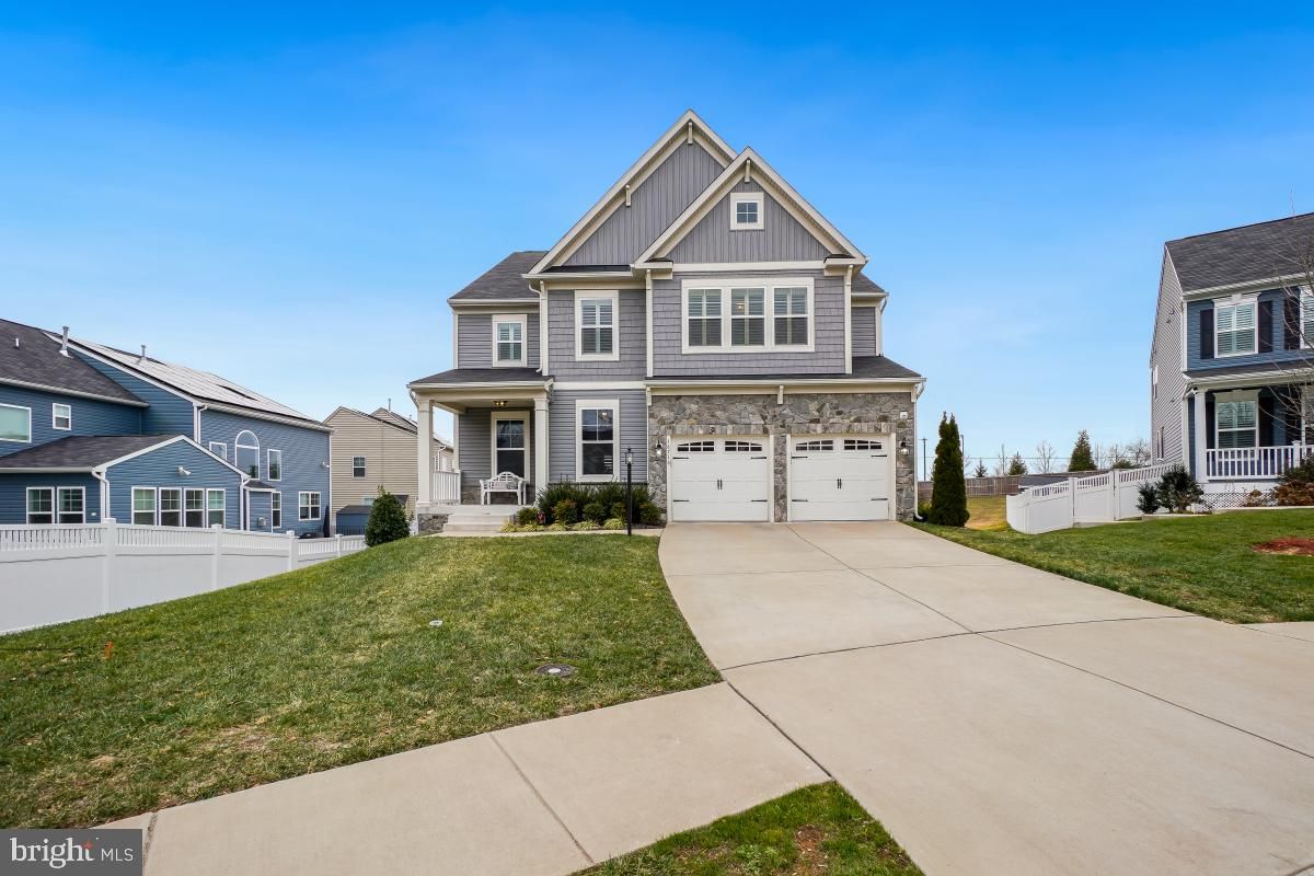 Attached, Exterior, Facade, Queen Anne Victorian