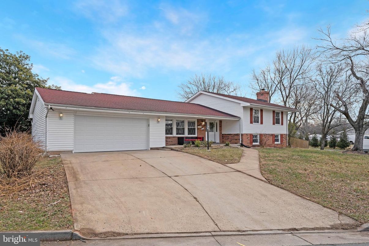 Attached, Exterior, Facade, Brick Facade, Split Level