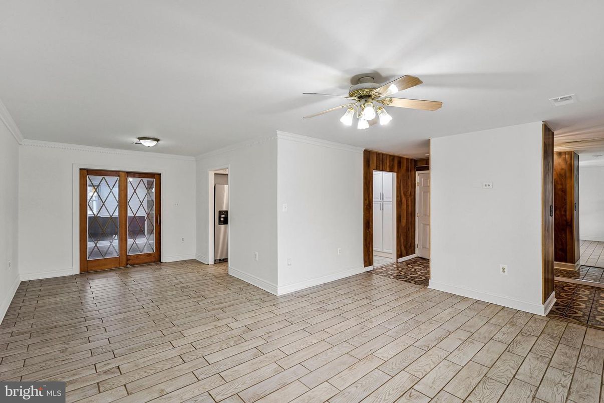 Empty room, Interior