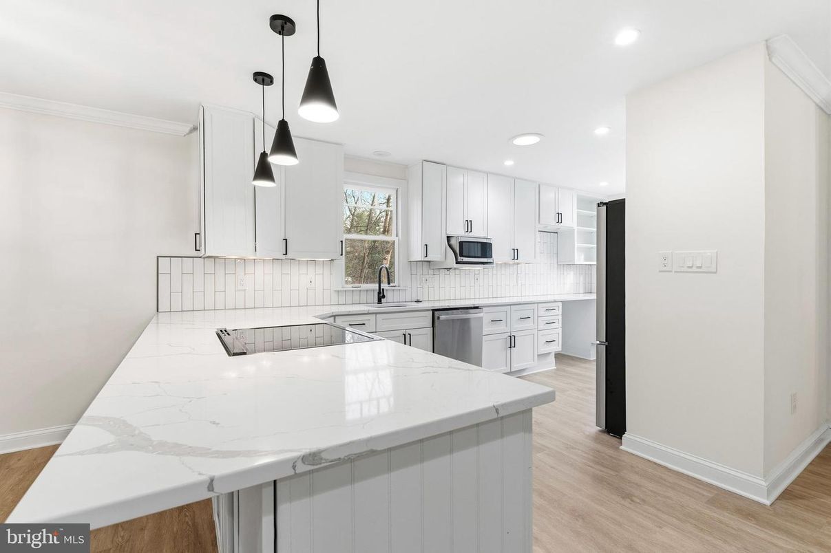 Interior, Kitchen, Pendant Lights, Recessed Lighting, Wood Texture Flooring