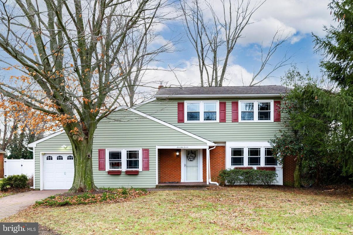 Attached, Exterior, Facade, Brick Facade, Georgian