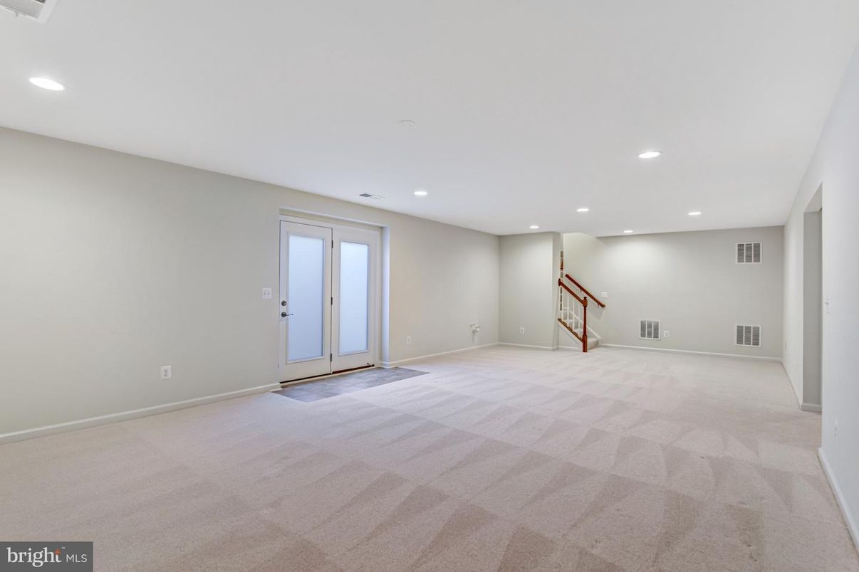 Empty room, Interior, Recessed Lighting