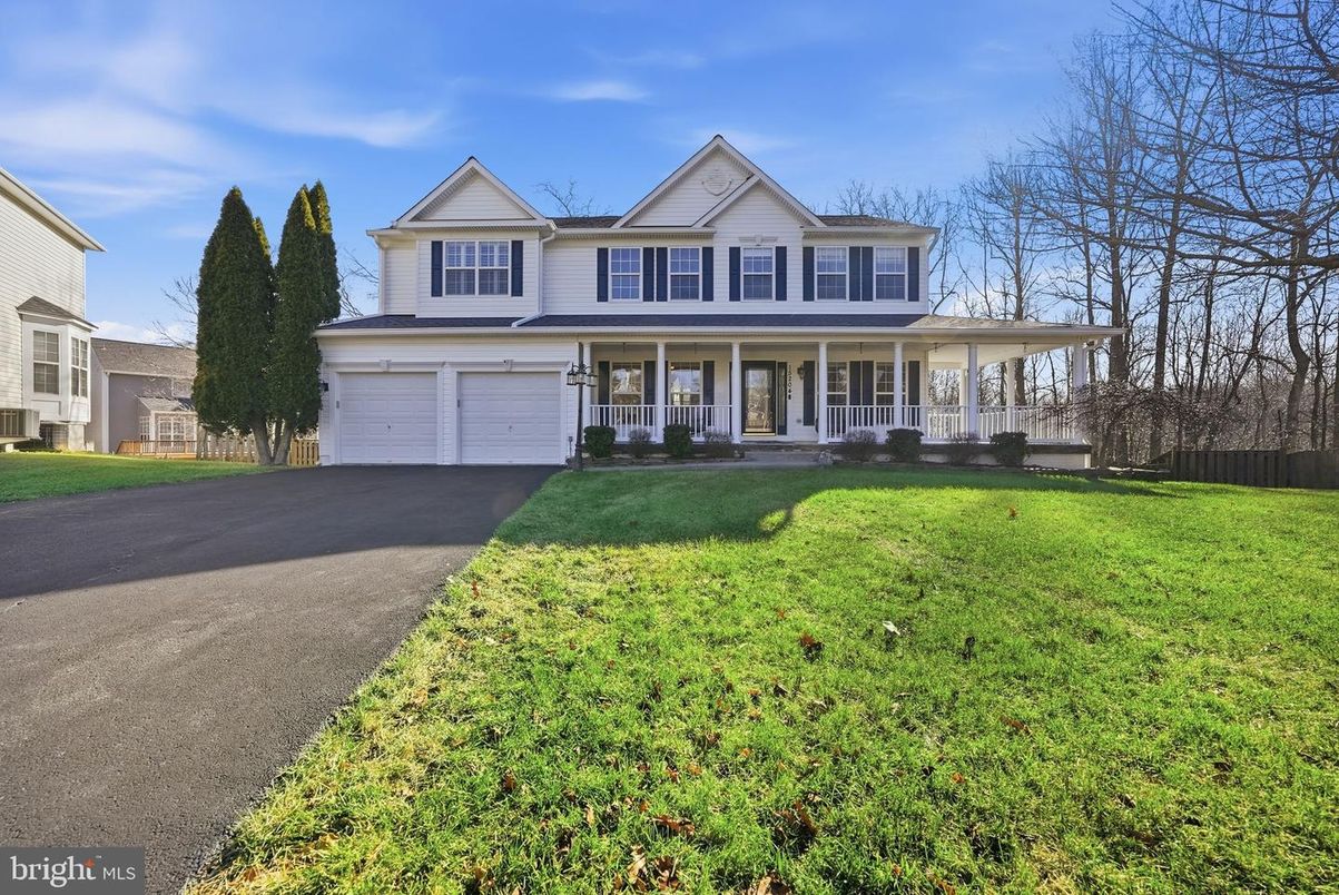 Attached, Exterior, Facade, Farmhouse